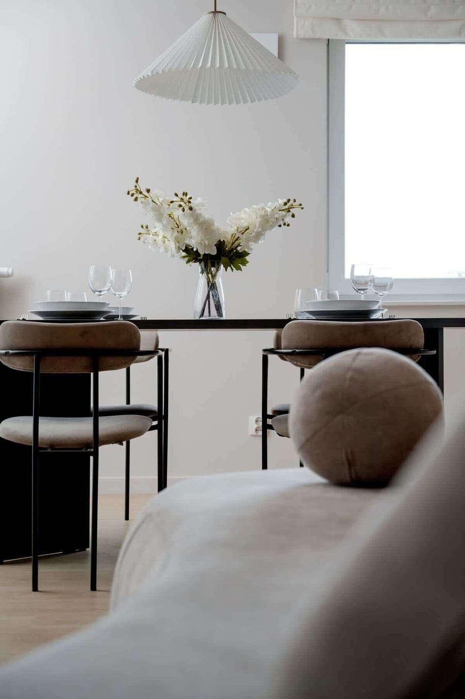 Soft sofa corner with neutral decor
Inviting atmosphere with cozy textures.