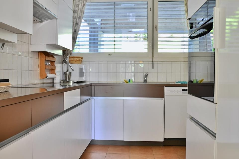 Well-equipped kitchen with dishwasher, microwave and Delizio coffee machine. 