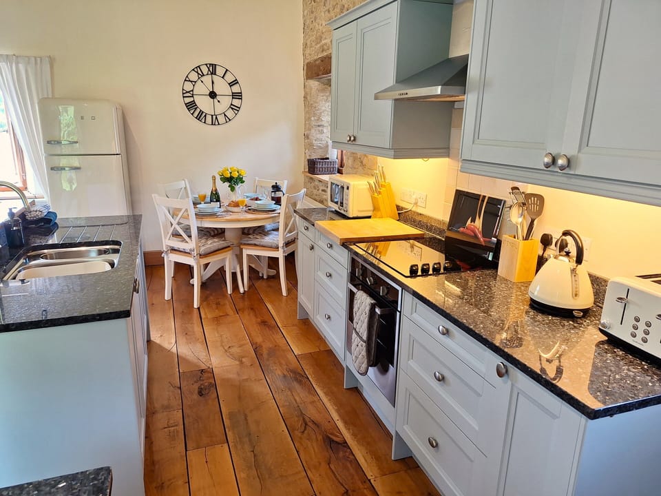 Shaker style fully fitted kitchen with granite worktops and dishwasher