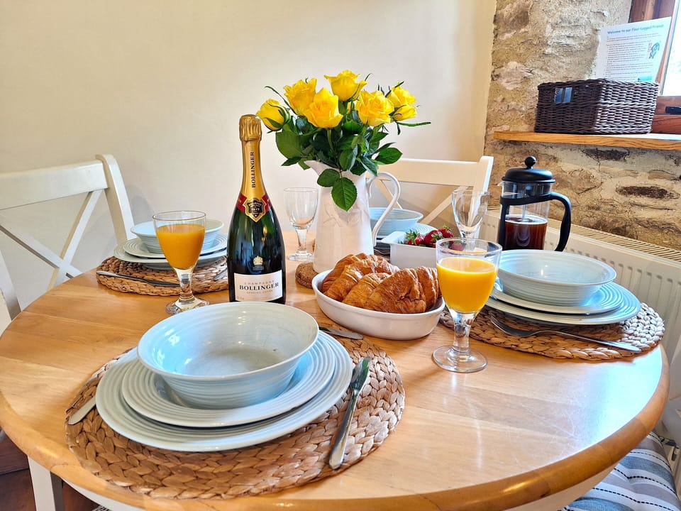 Sociable dining table for 4 people