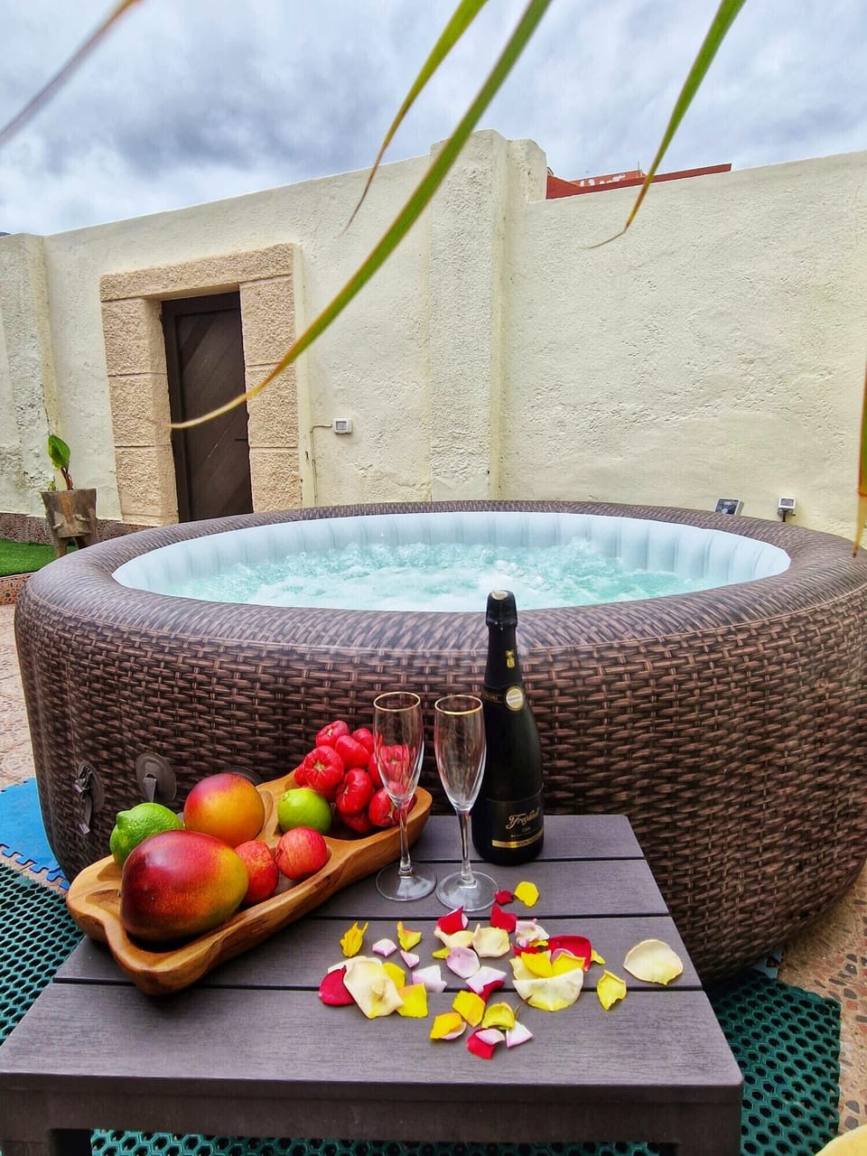Outdoor spa tub