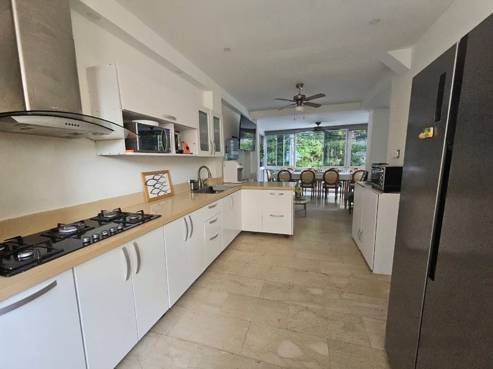 Nivel 2 – Cocina abierta, integrada al comedor.