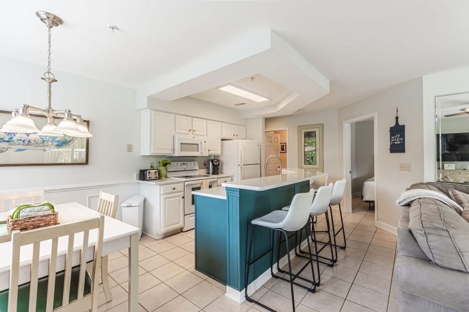 Kitchen Island - Barstool seating for 4