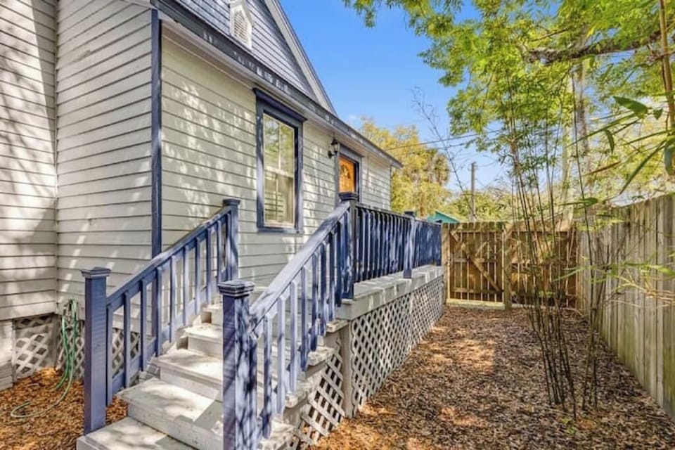 backyard deck/porch down to yard