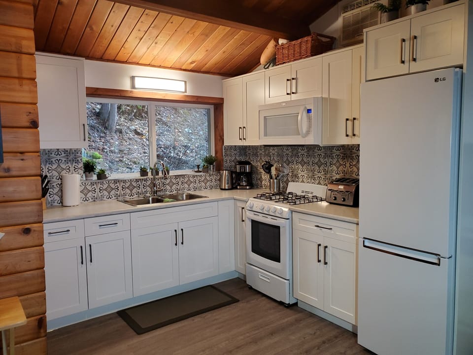 Cottage - kitchen