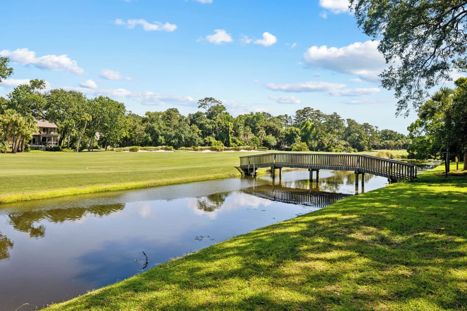 Enjoy tranquil views from the screened-in porch, walk to the beach just 4 minutes away, and drive to Harbour Town's shops, restaurants, and galleries within 10 min.