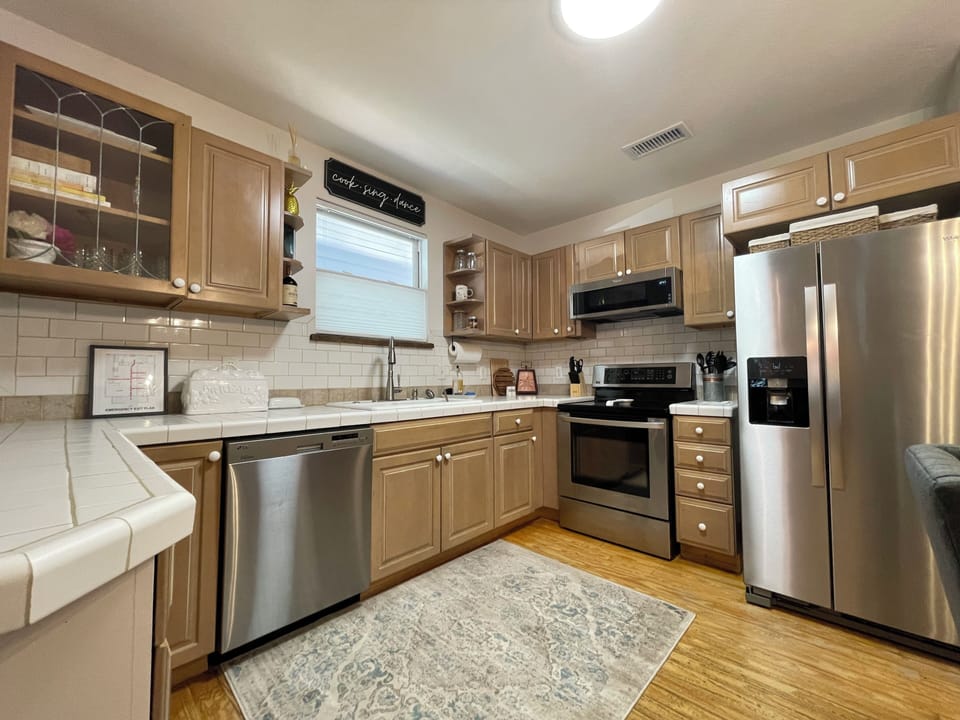 The kitchen is fully equipped including a toaster & blender.