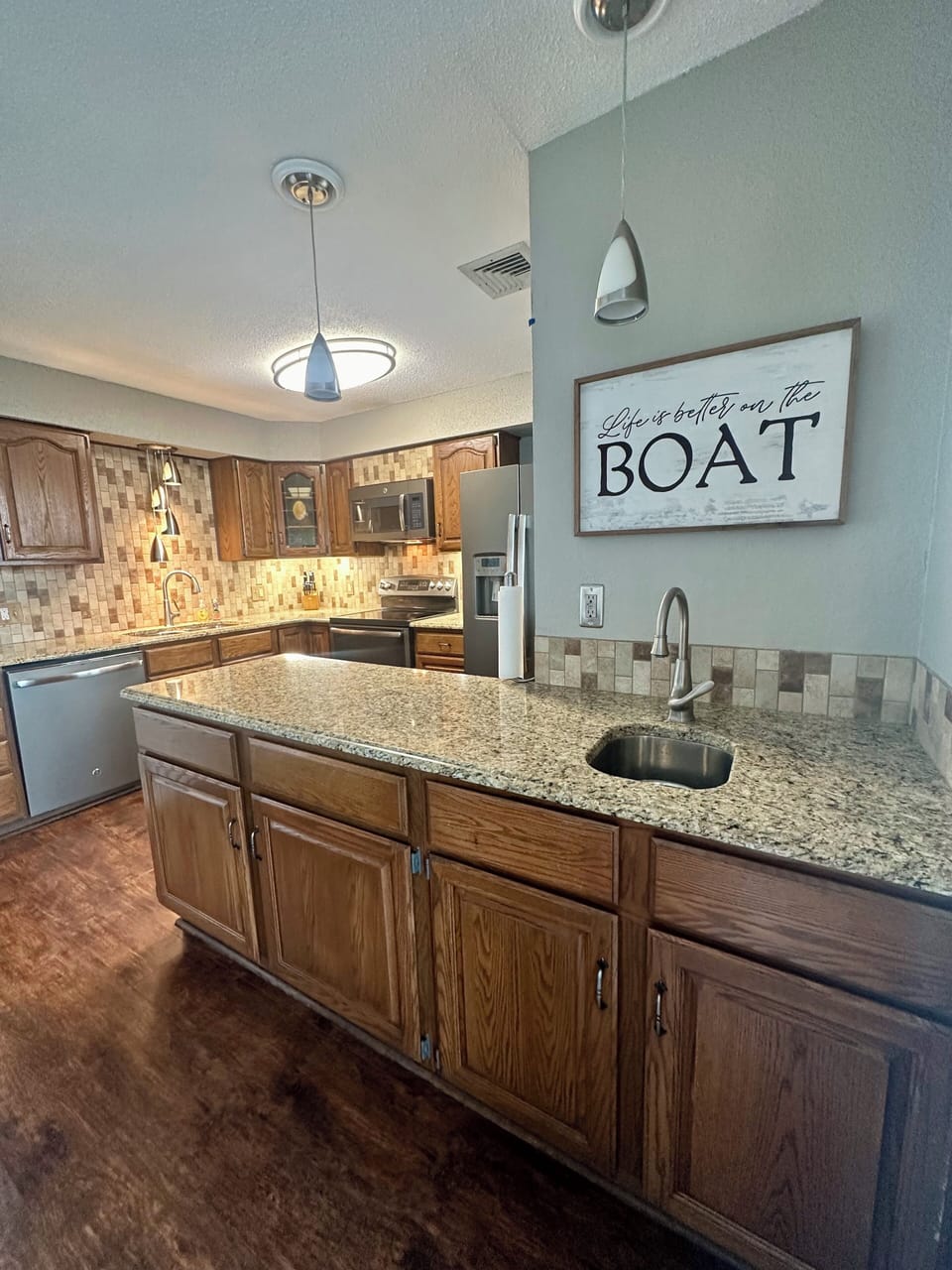 Excellent serving area and wet bar for those family meals! 