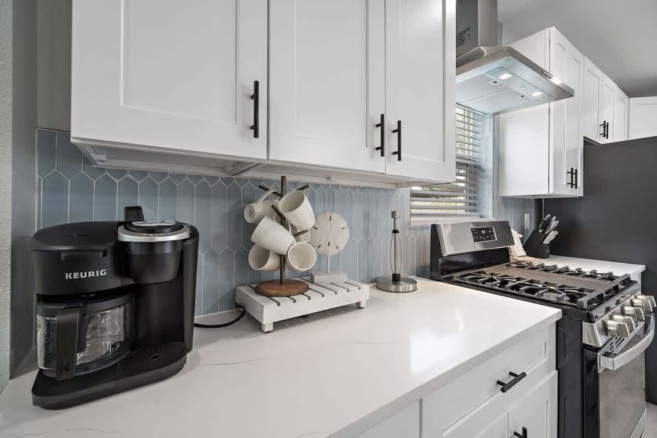 16-web-or-mls-5318 Ave Wide (13)