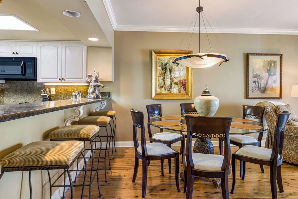 Dining Area and Breakfast Bar