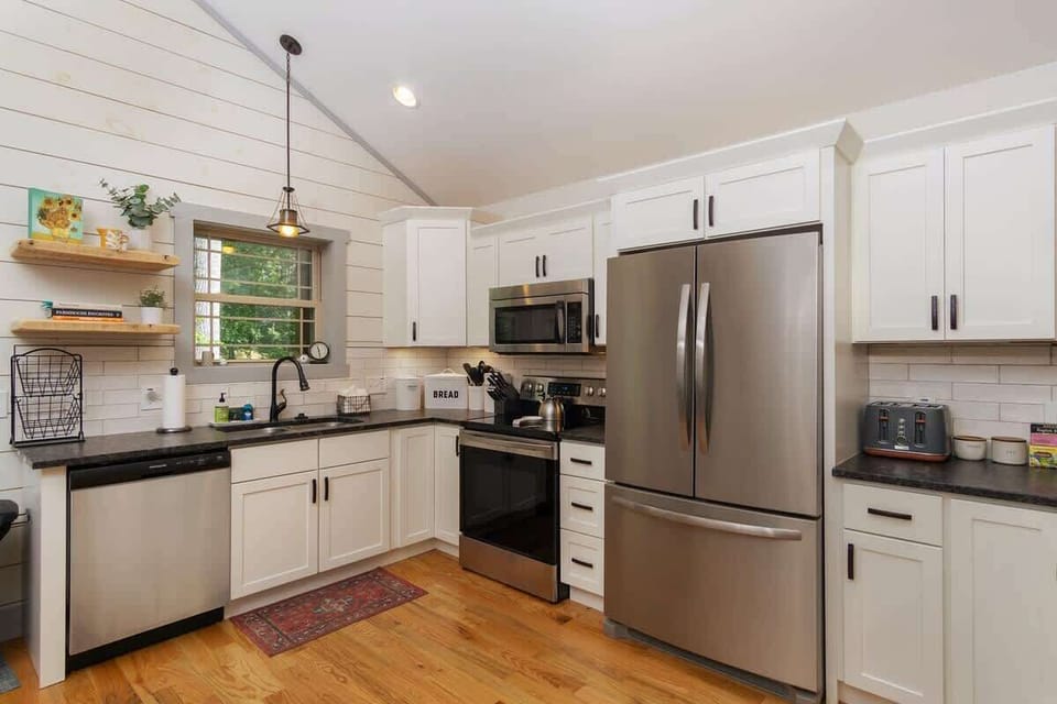 Gorgeous chef's kitchen with everything you need for home cooking