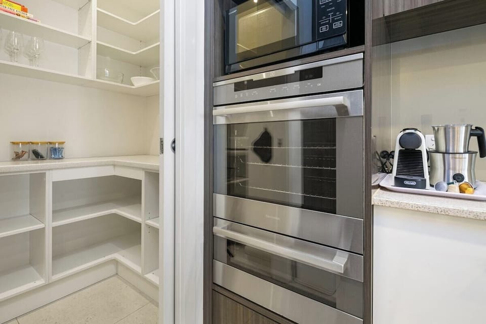 Fully equipped kitchen and butlers pantry