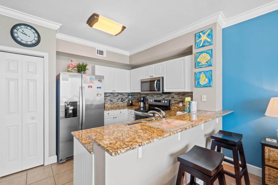 Kitchen with Breakfast Bar