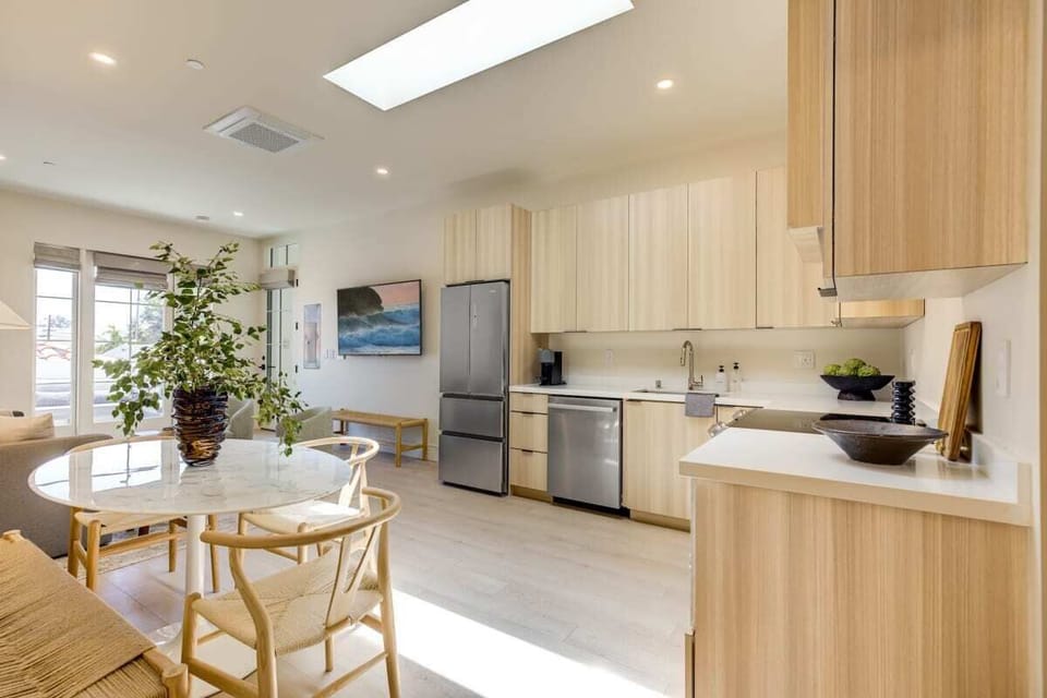 Full kitchen: Nespresso, fridge, stove/oven, plates and utensils,dishwasher