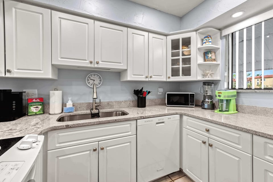 Fully Stocked Kitchen – Dine In or Pack a Beach Picnic