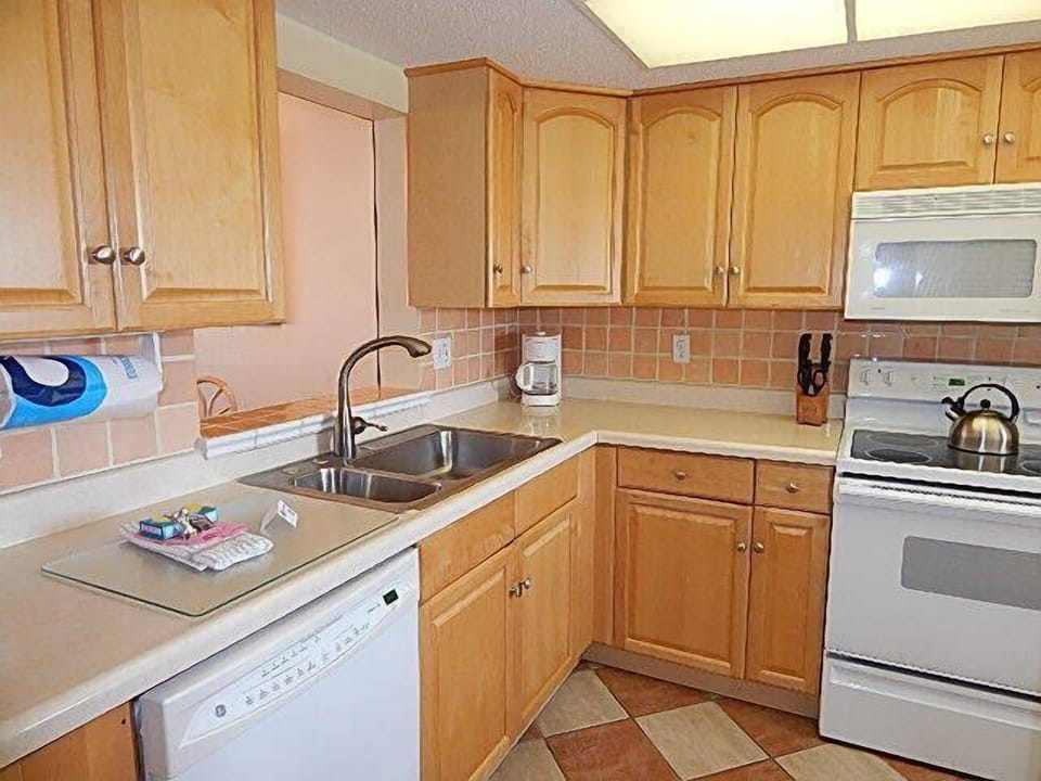 Kitchen Area - Spacious kitchen with plenty of counterspace