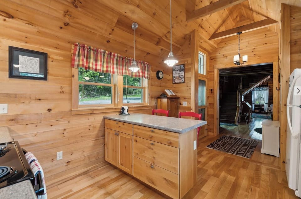 kitchen, looking toward entry and great room