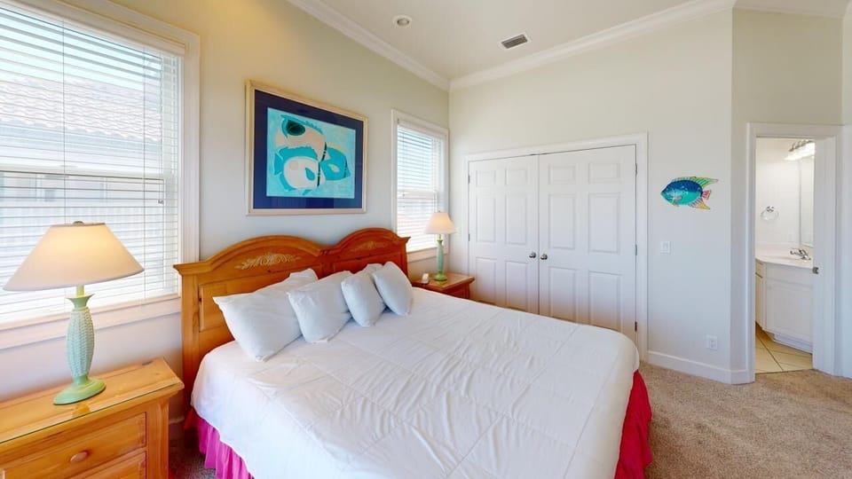 2nd floor king with ensuite bathroom, 2