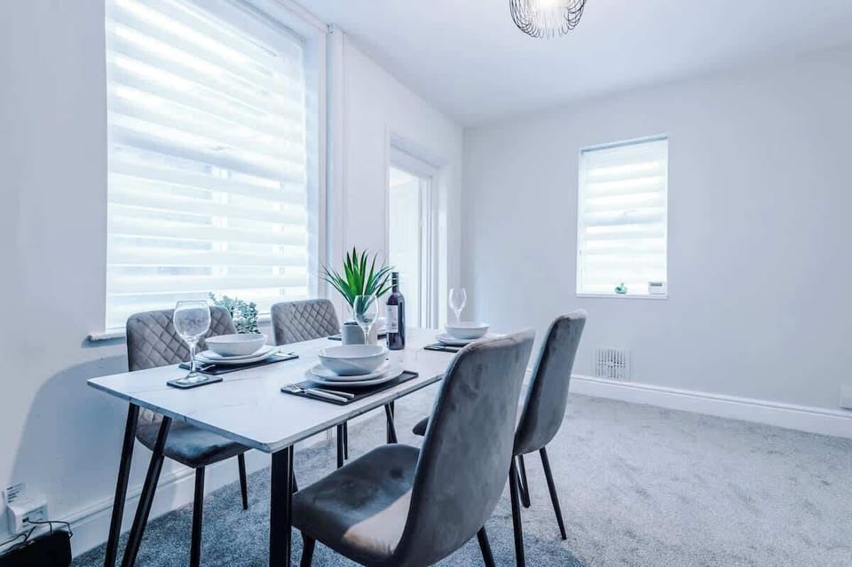 The dining area is perfect for a sit-down meal after a long day at work or exploring the city of Manchester.