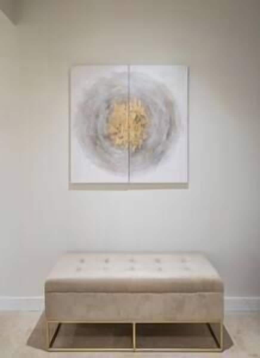 Second resting area with a large sofa and matching decoration. (9)