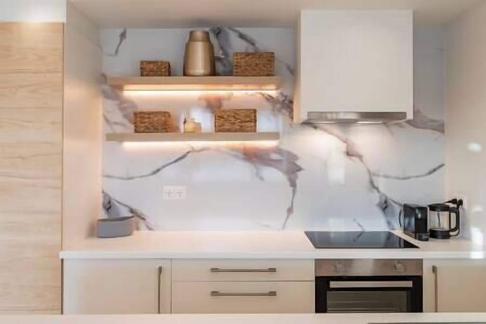 Fully equipped kitchen, oven, fridge and breakfast bar with stools. (2)