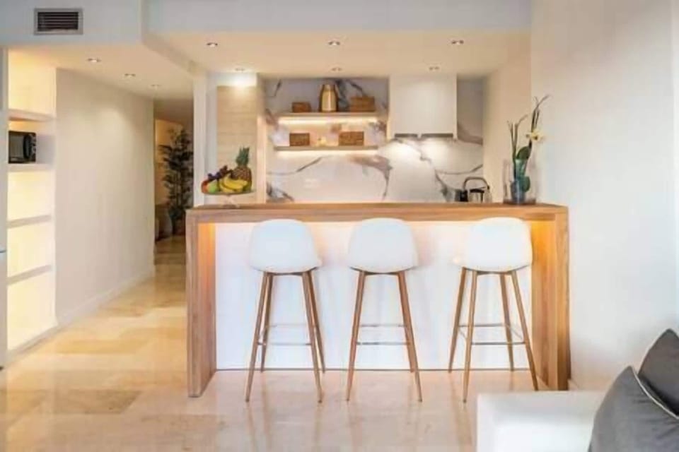 Fully equipped kitchen, oven, fridge and breakfast bar with stools. (1)