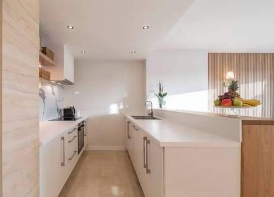 Fully equipped kitchen, oven, fridge and breakfast bar with stools. (3)