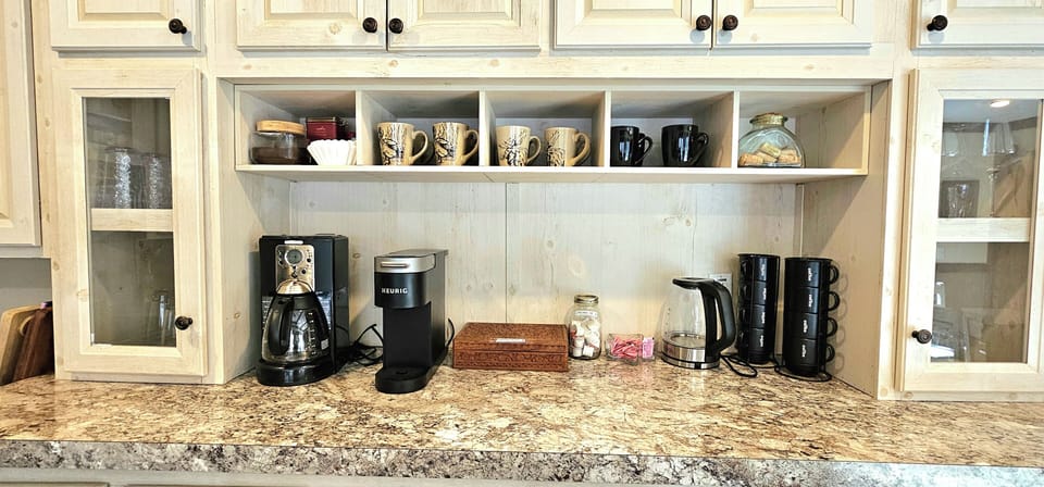 Coffee pods, coffee maker, ketel, coffee and teas supplies, everything you need