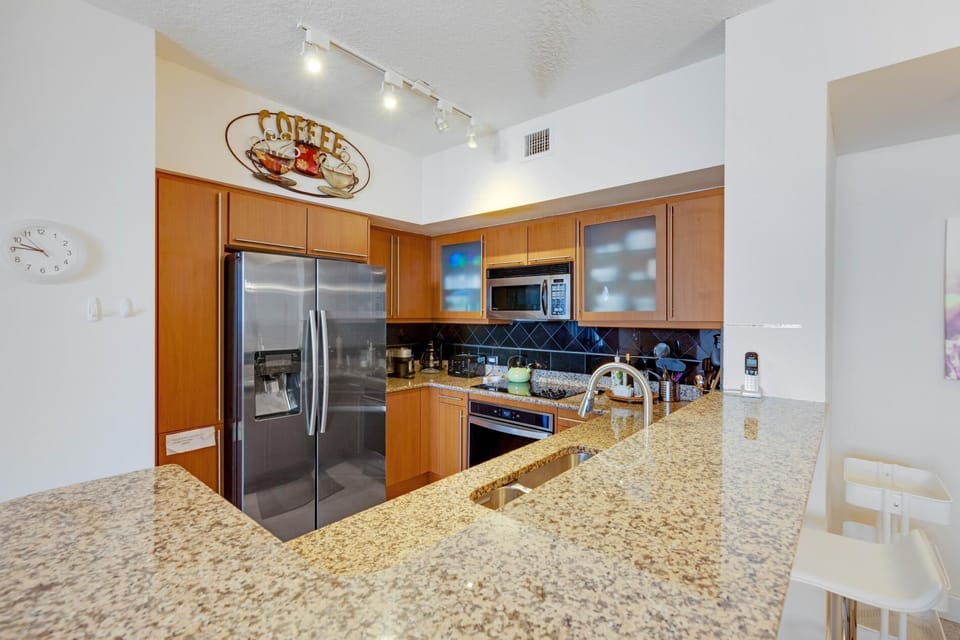 2 BR Monthly beach condo Miami (6928)
