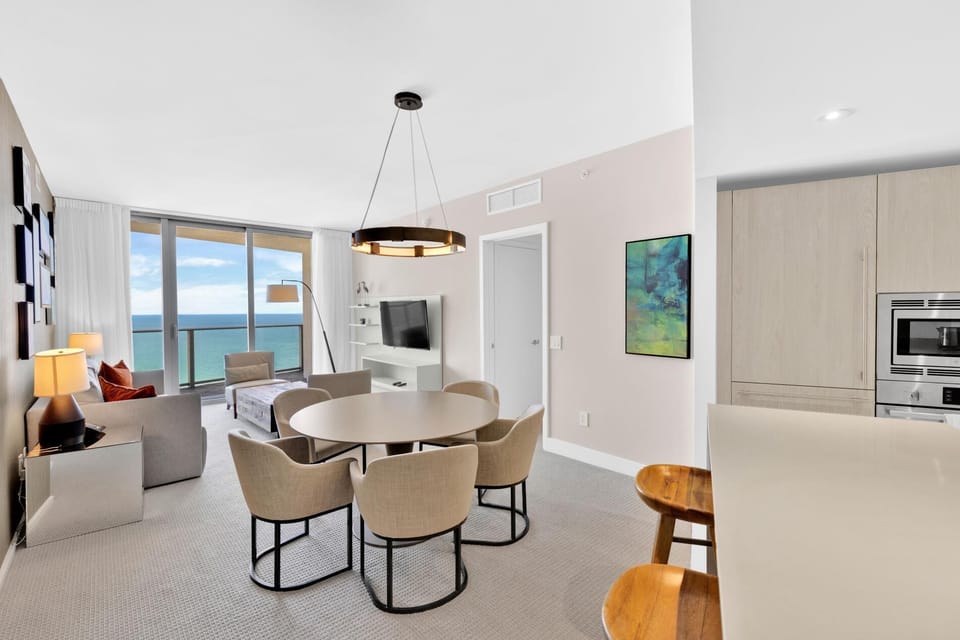Beachfront Escape  Pool, Gym & Stunning Views 30th floor (6506)