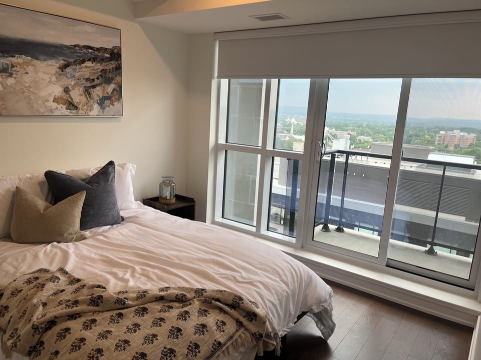 bedroom with queen size bed