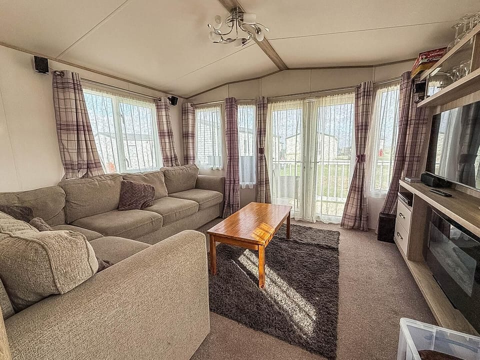 Relax together in the spacious lounge and enjoy a movie night with the whole family.