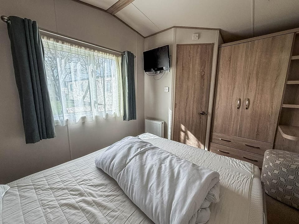 The main bedroom has plenty of space to make yourself feel right at home. Enjoy a good nights sleep before a new adventure.