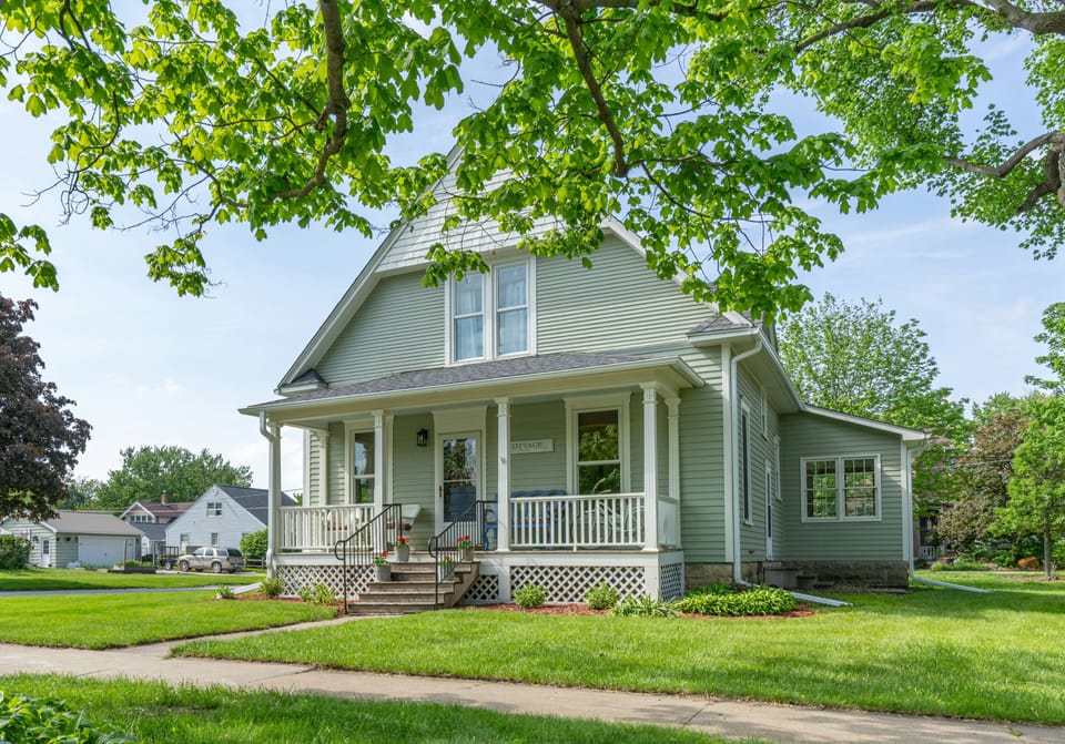 Welcome to Cottage on Court - street parking available in front