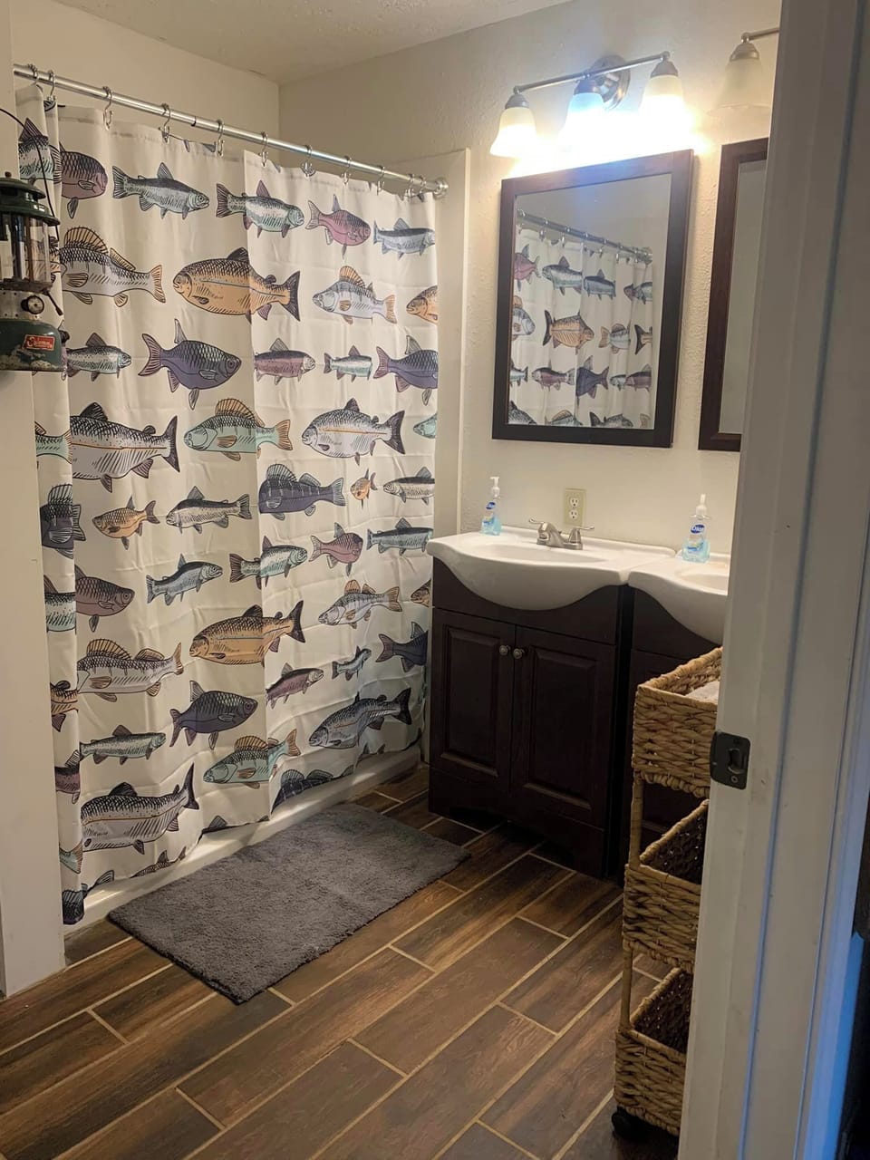Bathroom with shower/tub combo.