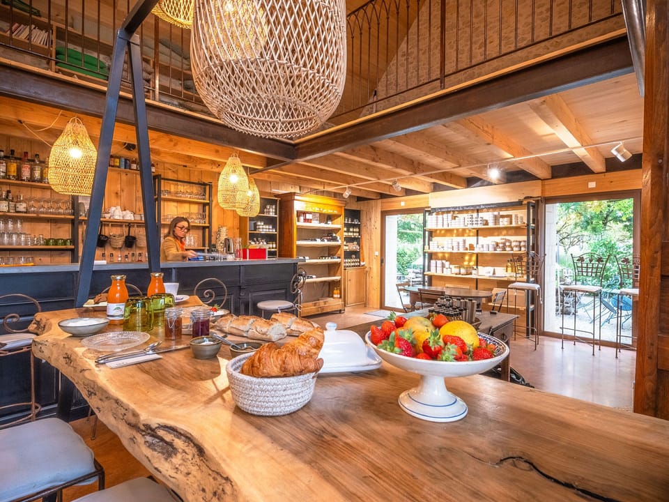 Cuisine et salle à manger accueillantes avec une décoration rustique et une belle lumière naturelle.