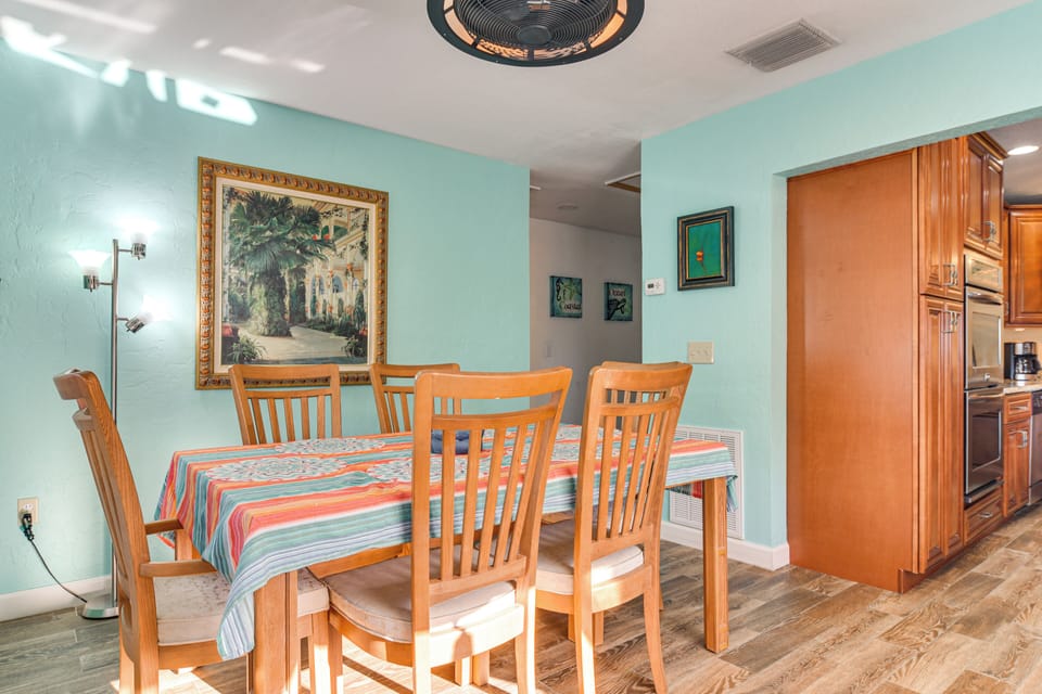 Dining Area | Dishware & Flatware Provided