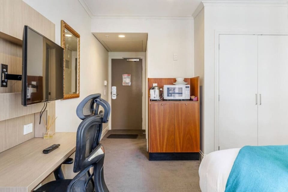 There is a microwave, toaster, fridge and kettle to create breakfast before you head out for a day`s exploring.Please note: there is no desk chair.