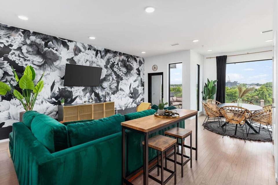 Bright and Spacious living with a sofa bed. HD TV with all the apps you could want. The living room overlooks the Cumberland River with a private patio! Seating for 2 at the high-top facing the TV, or for 6 at the dining table.