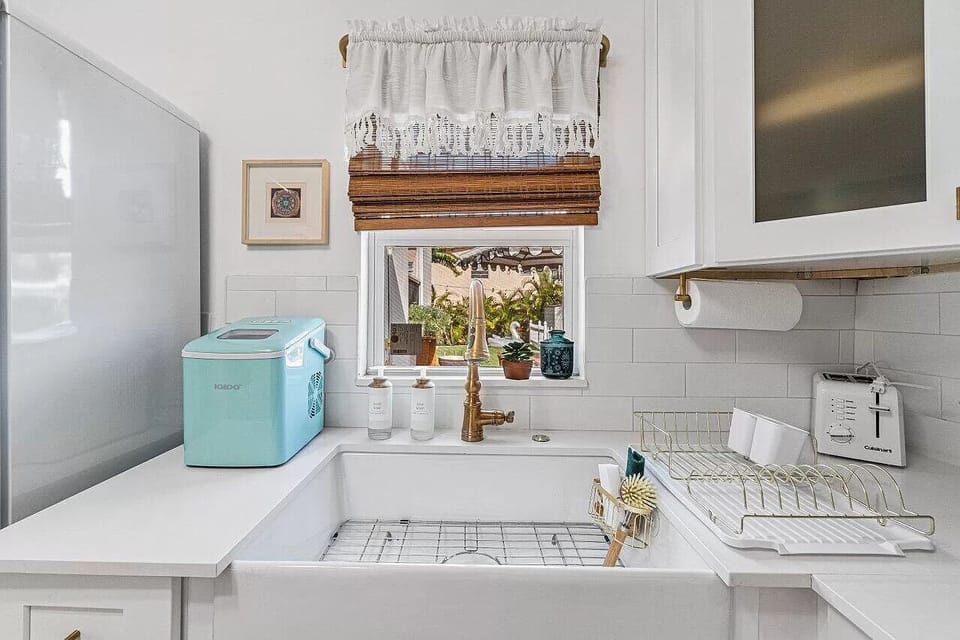 Enjoy serene views while you cook! 🍳🌿 Our kitchen window offers a lovely outlook to the Backyard Oasis, bringing the outdoors in. 🌳☀️
