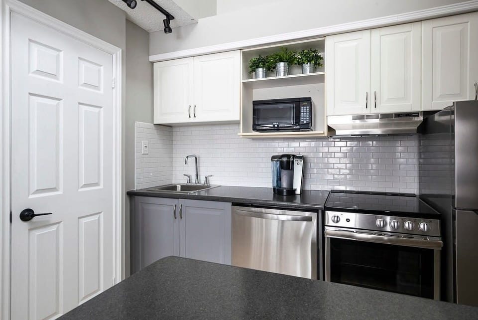 Fully equipped kitchen to prep a meal.