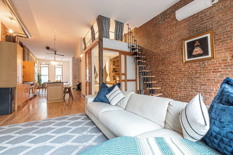 Another view of the living area ....