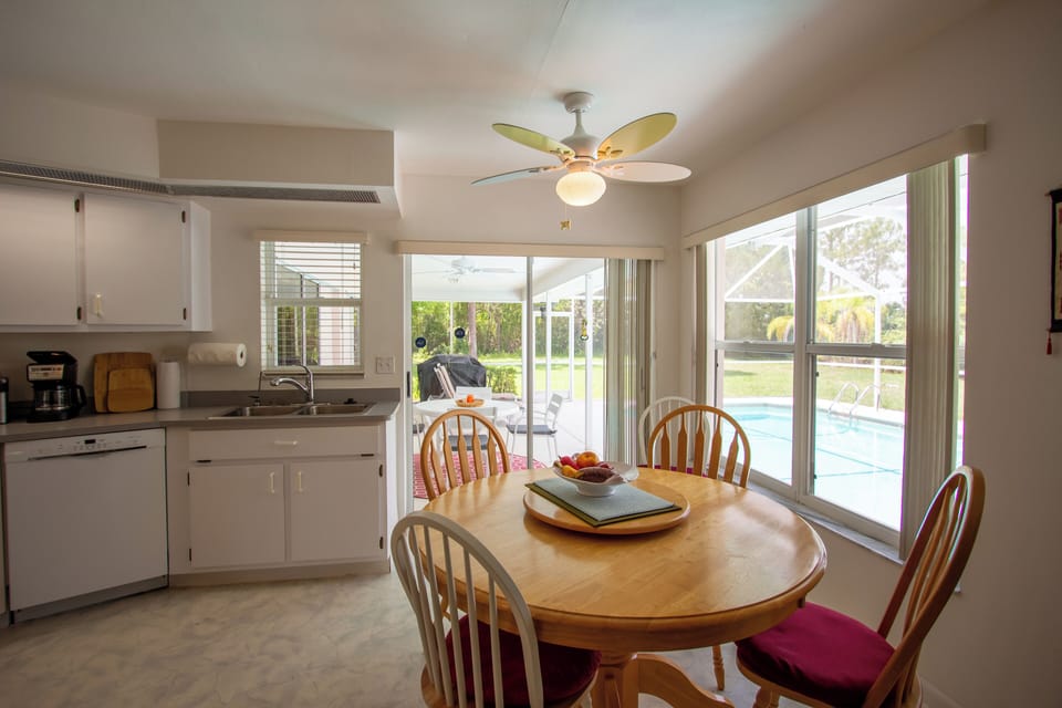  The breakfast/dining area next to the patio slider.