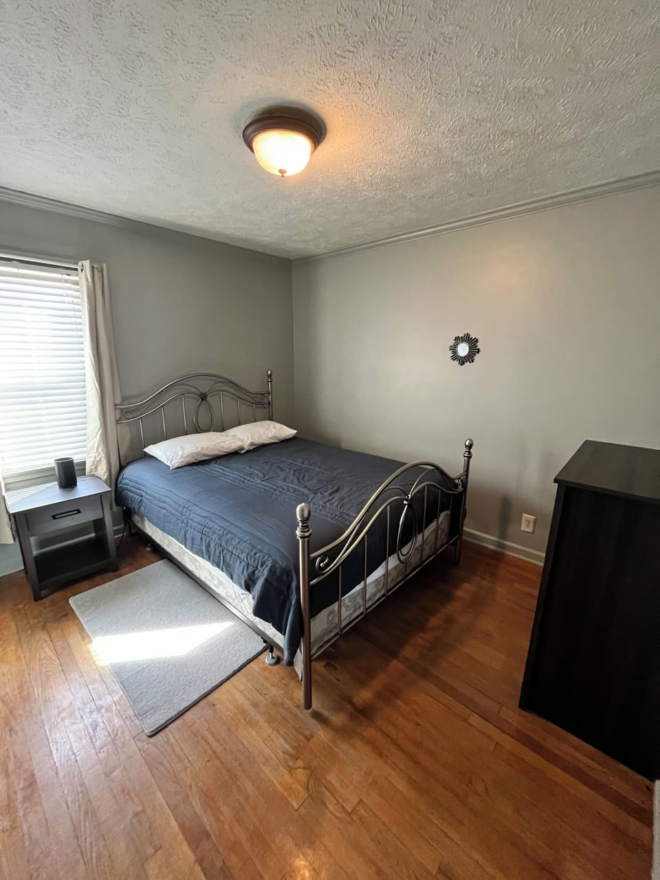 Downstairs 4th bedroom queen size bed