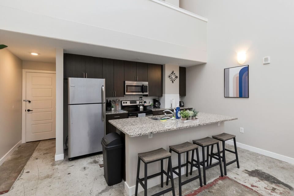 Kitchen w/ Sit-in Breakfast Bar