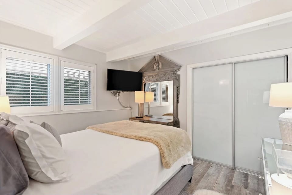 Queen Bedroom 