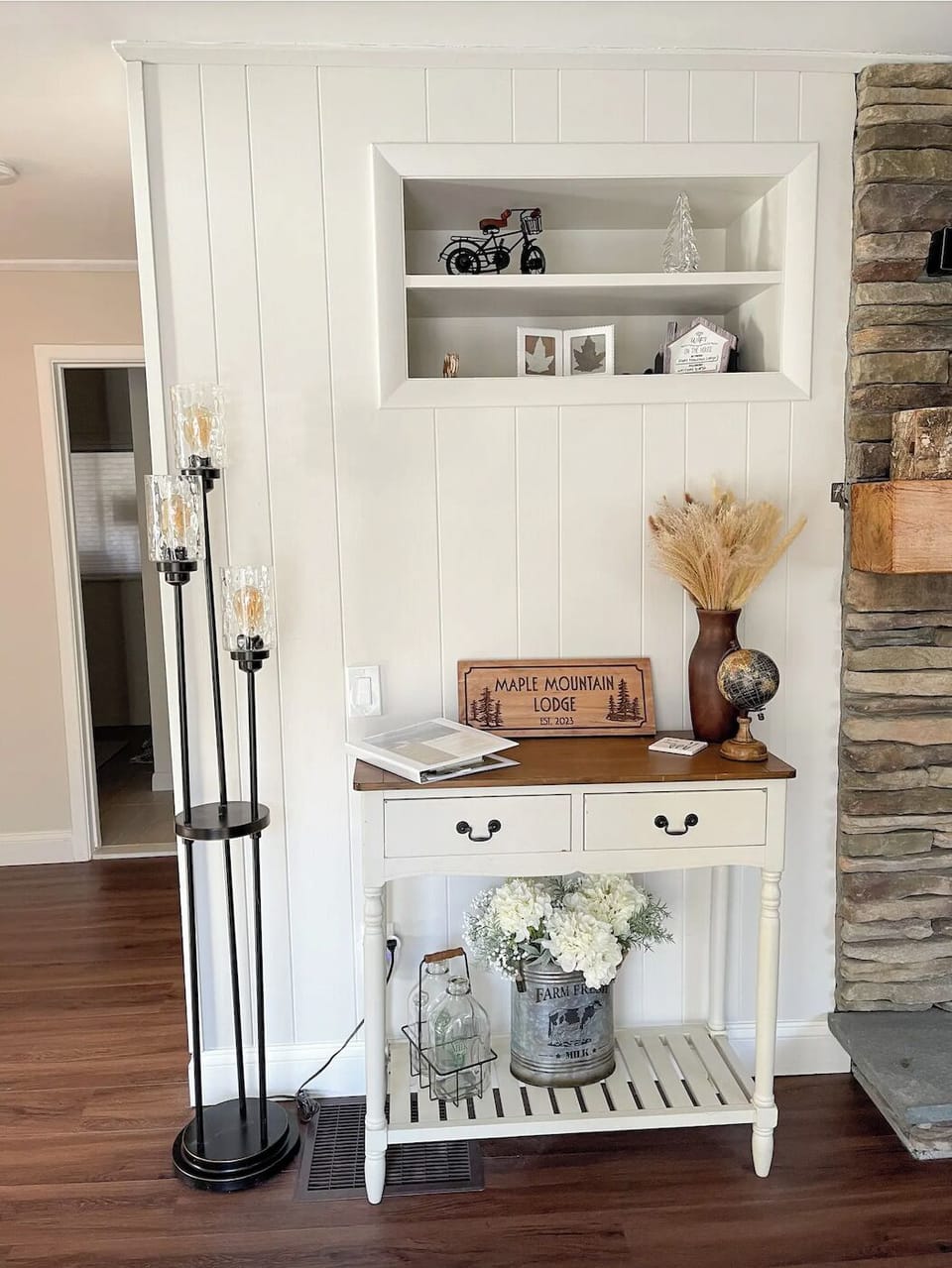 Entryway with welcome book, local recommendations and more