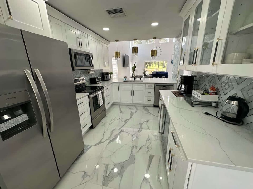 1632FHL - Kitchen (1).jpeg