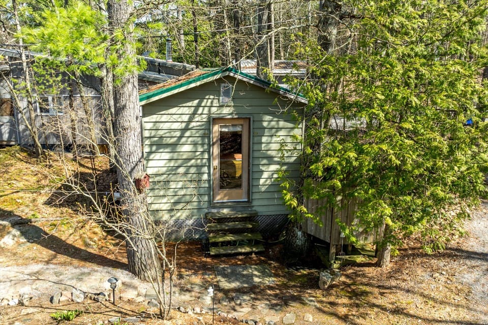 Guest cabin/bunkie w shower to right