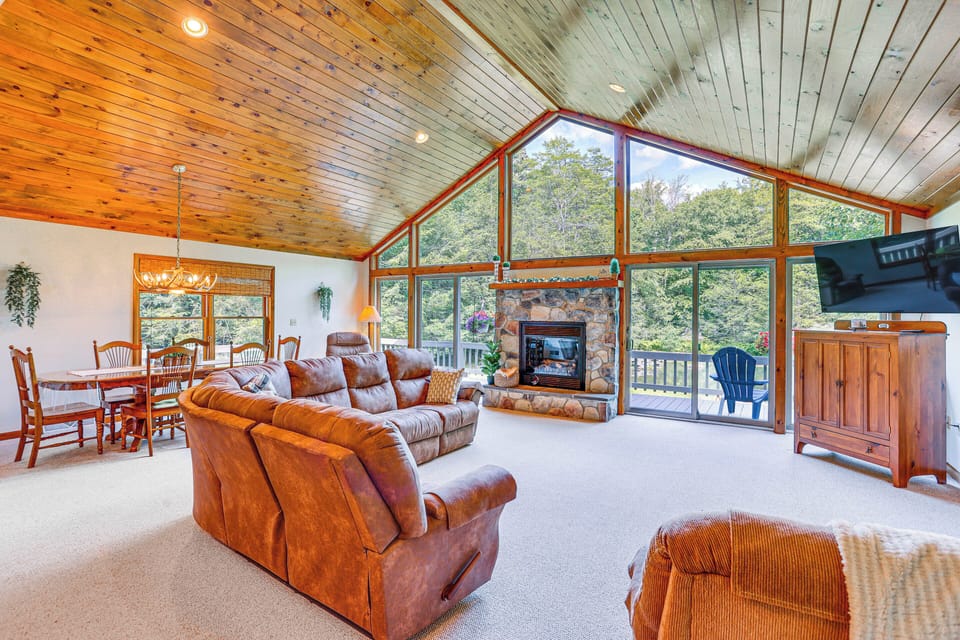 Living Room | Smart TV | WiFi | Gas Fireplace